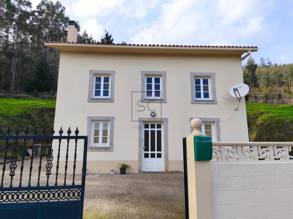 Casa con garaje, patio y finca en cedeira