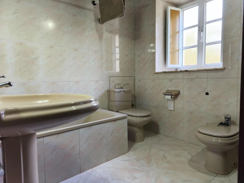 Casa con garaje, patio y finca en cedeira