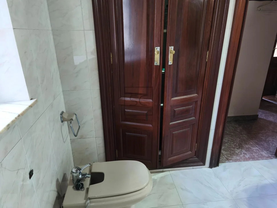 Casa con garaje, patio y finca en cedeira