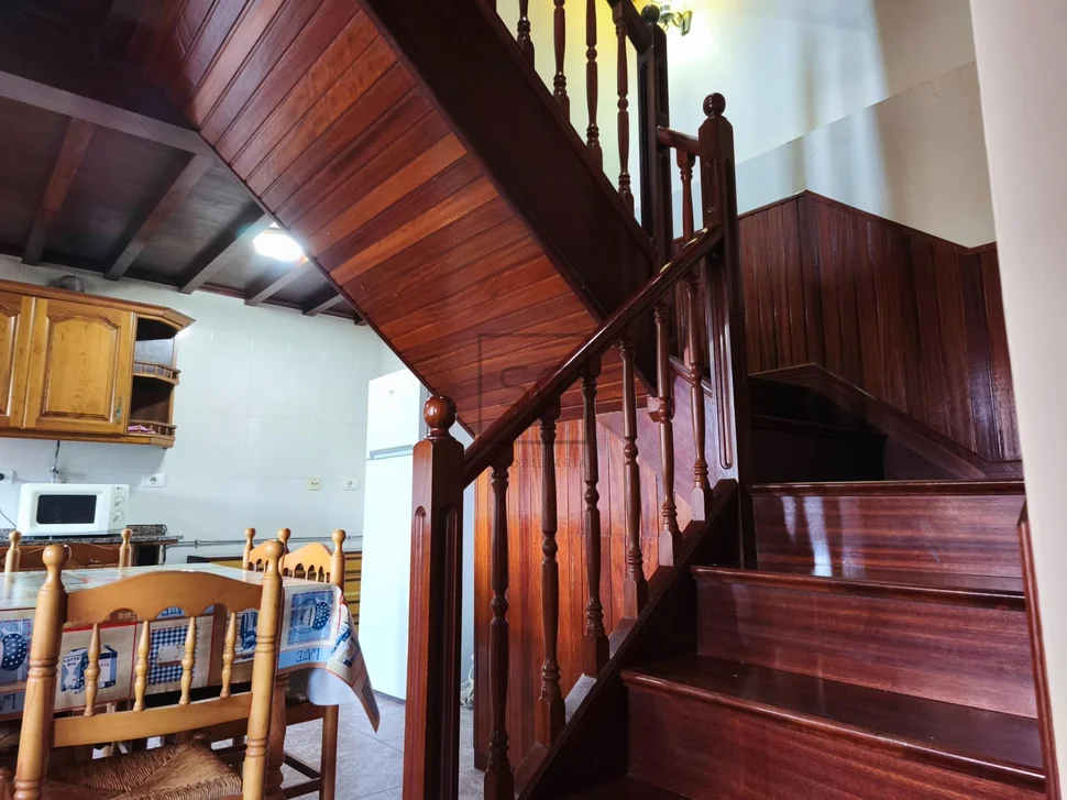 Casa con garaje, patio y finca en cedeira