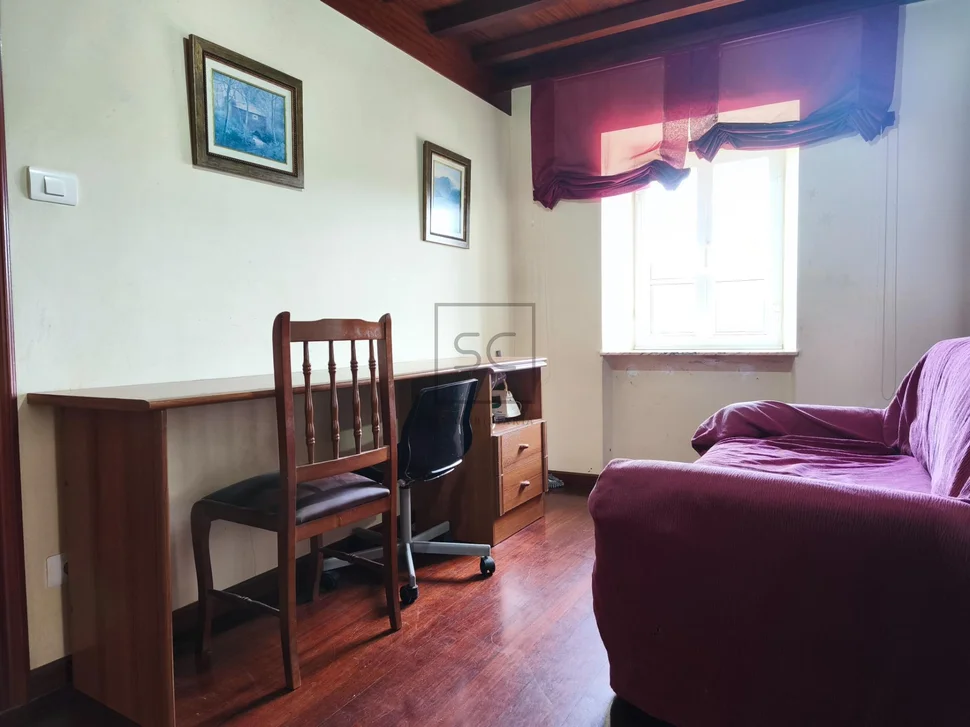 Casa con garaje, patio y finca en cedeira