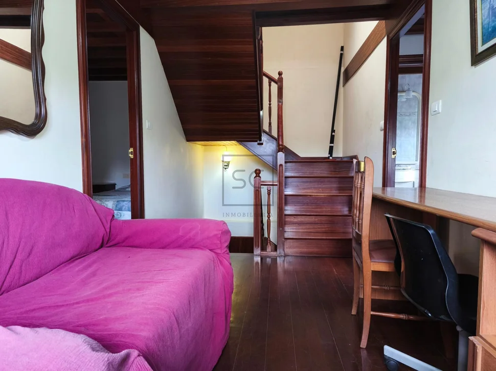 Casa con garaje, patio y finca en cedeira