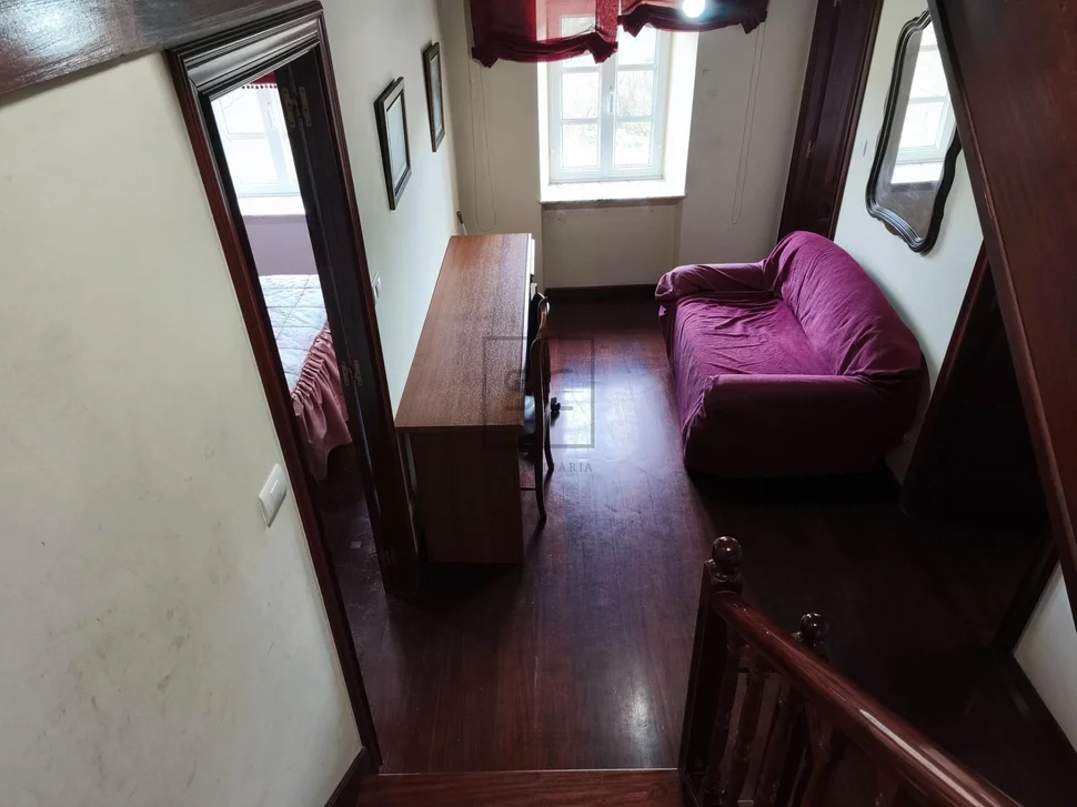 Casa con garaje, patio y finca en cedeira