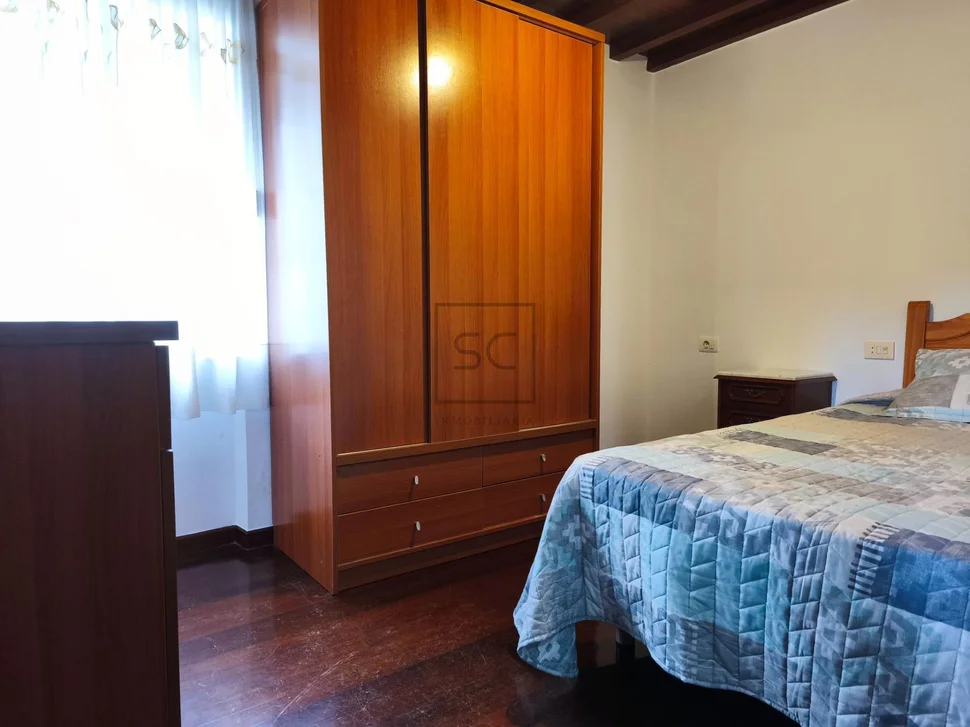 Casa con garaje, patio y finca en cedeira