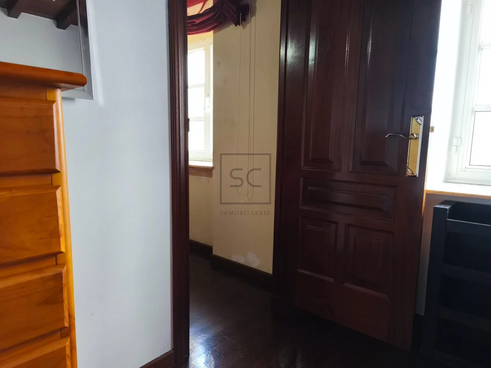 Casa con garaje, patio y finca en cedeira