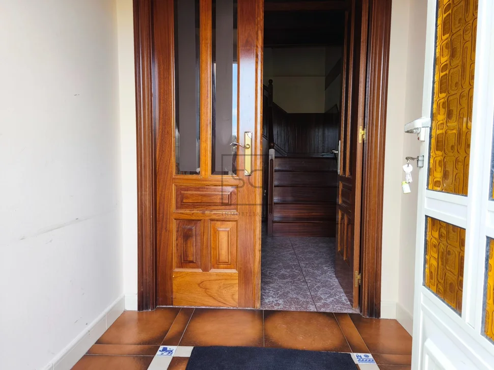 Casa con garaje, patio y finca en cedeira