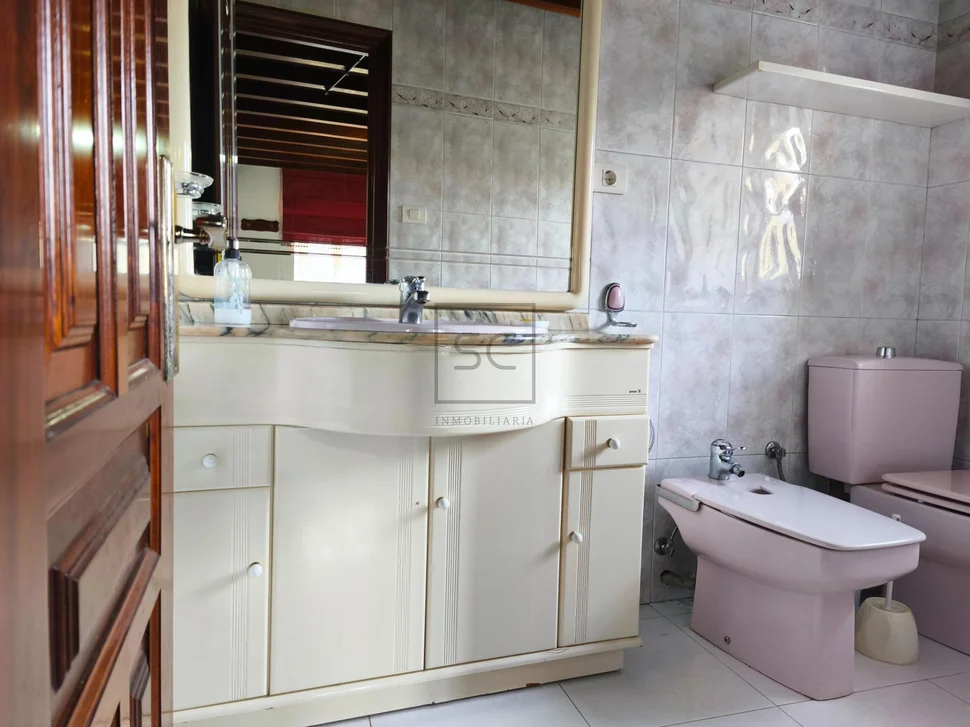 Casa con garaje, patio y finca en cedeira