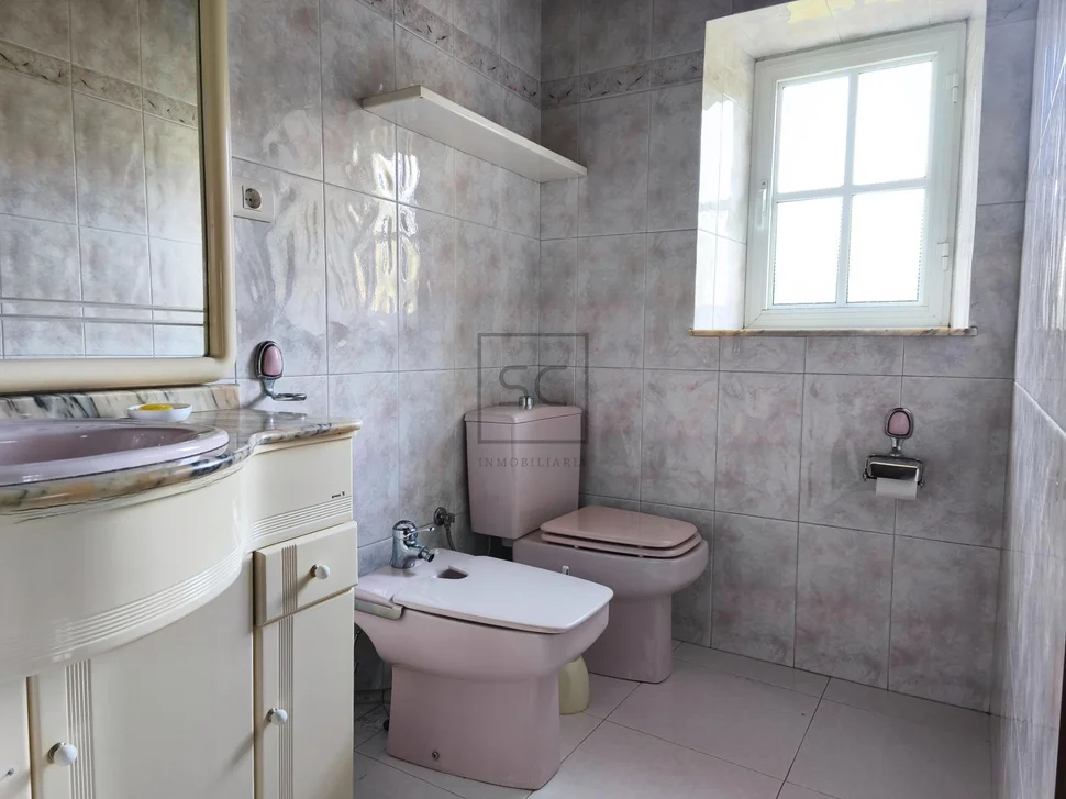 Casa con garaje, patio y finca en cedeira