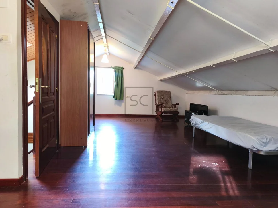 Casa con garaje, patio y finca en cedeira