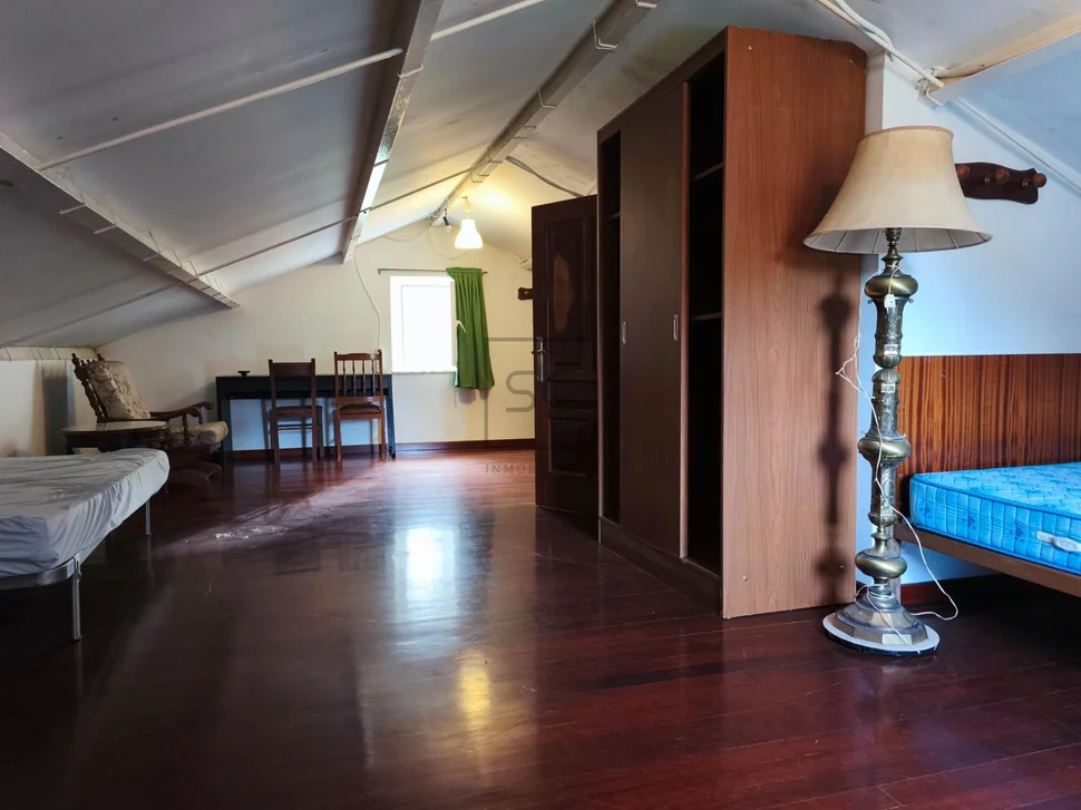 Casa con garaje, patio y finca en cedeira