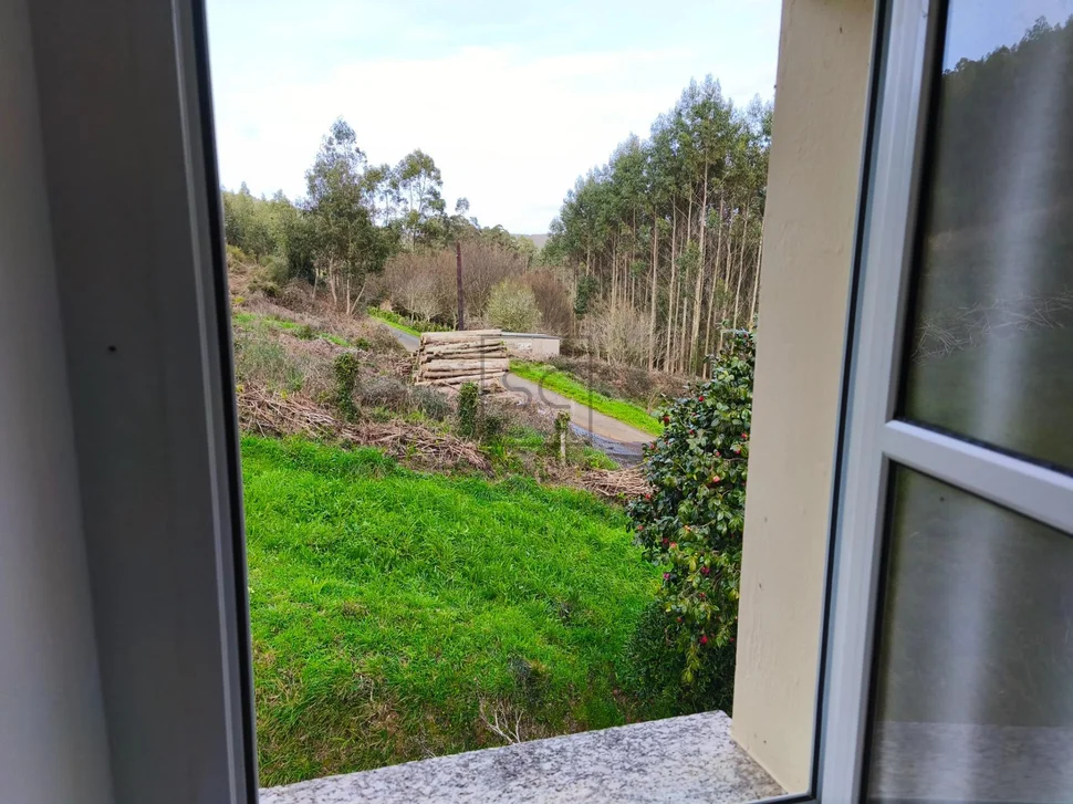 Casa con garaje, patio y finca en cedeira