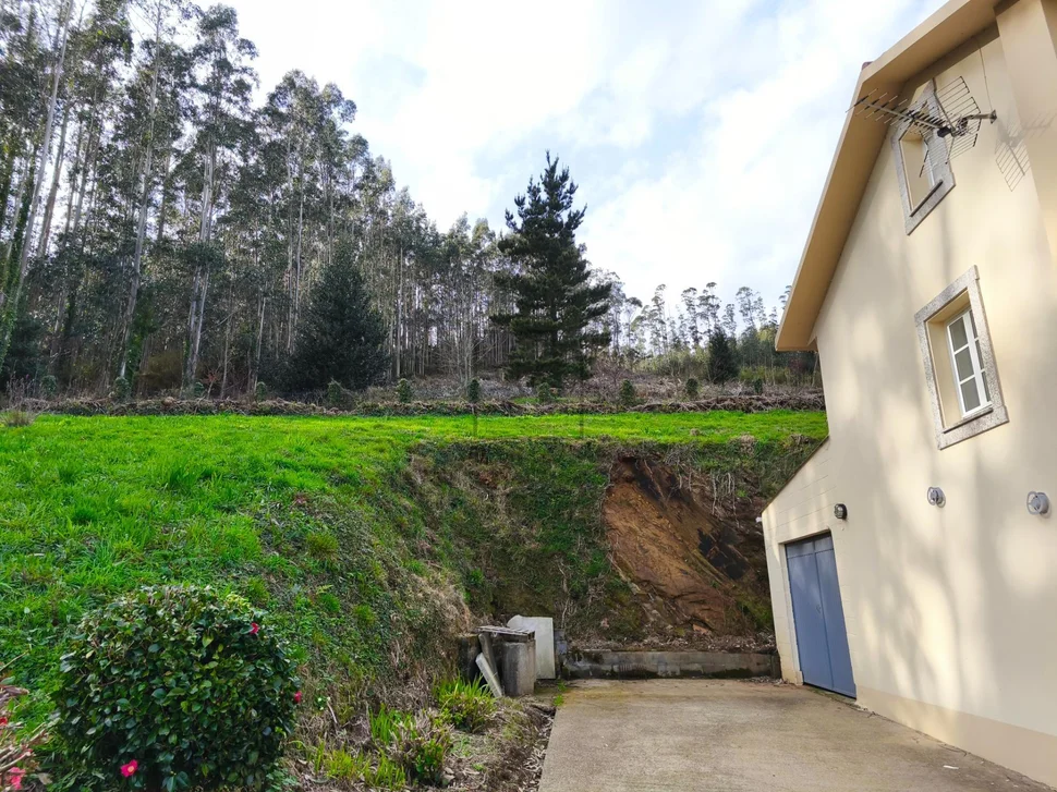 Casa con garaje, patio y finca en cedeira