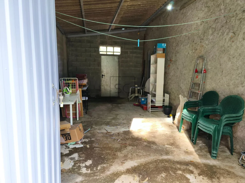 Casa con garaje, patio y finca en cedeira