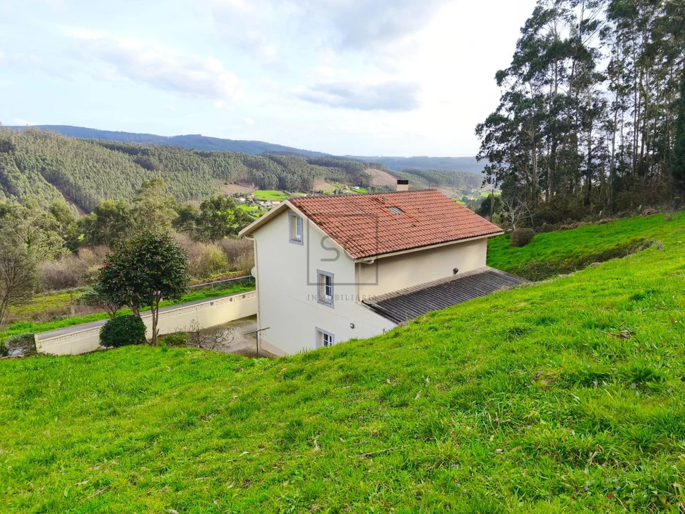 Casa con garaje, patio y finca en cedeira