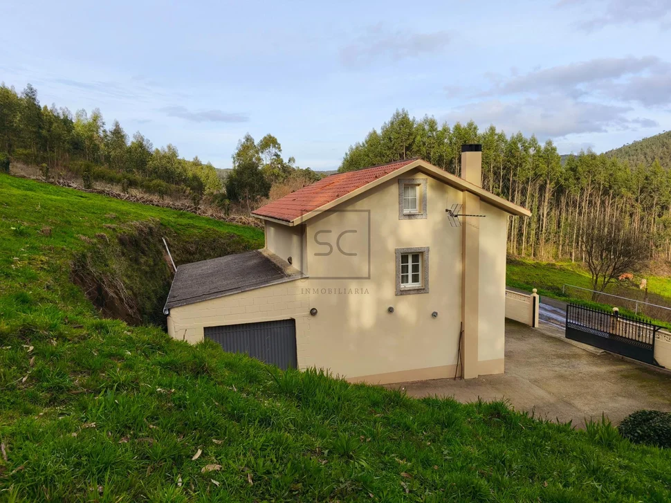 Casa con garaje, patio y finca en cedeira