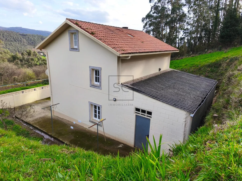Casa con garaje, patio y finca en cedeira