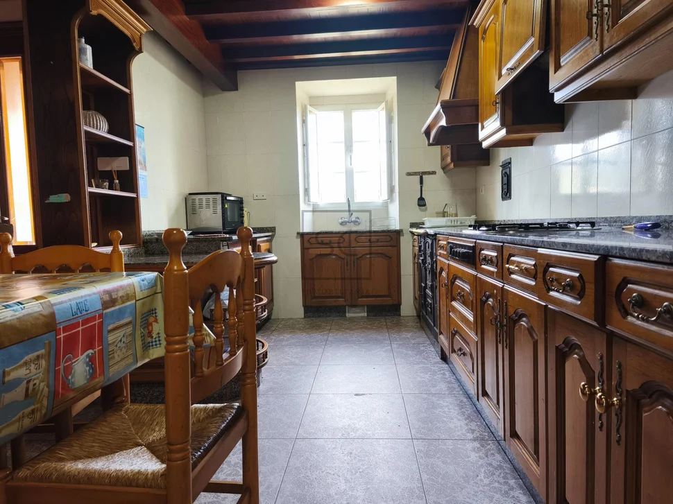 Casa con garaje, patio y finca en cedeira