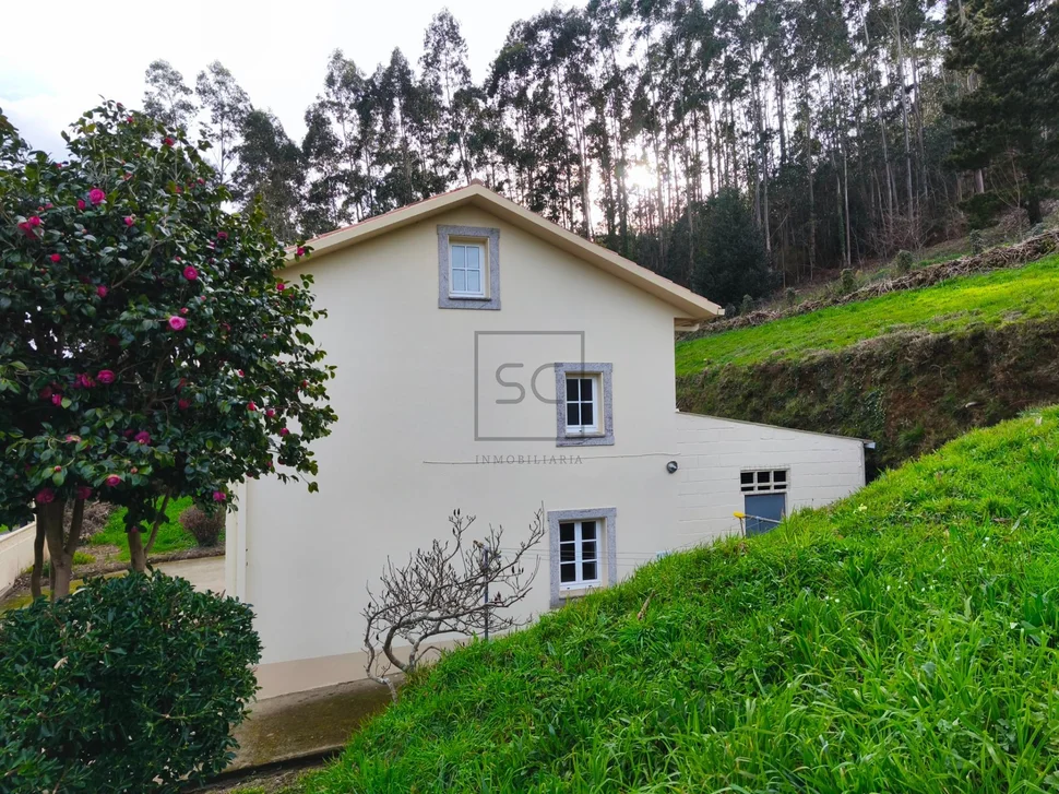 Casa con garaje, patio y finca en cedeira