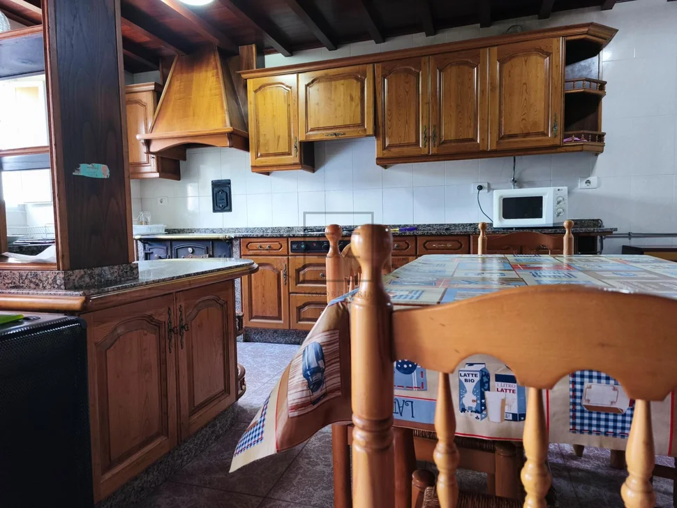 Casa con garaje, patio y finca en cedeira