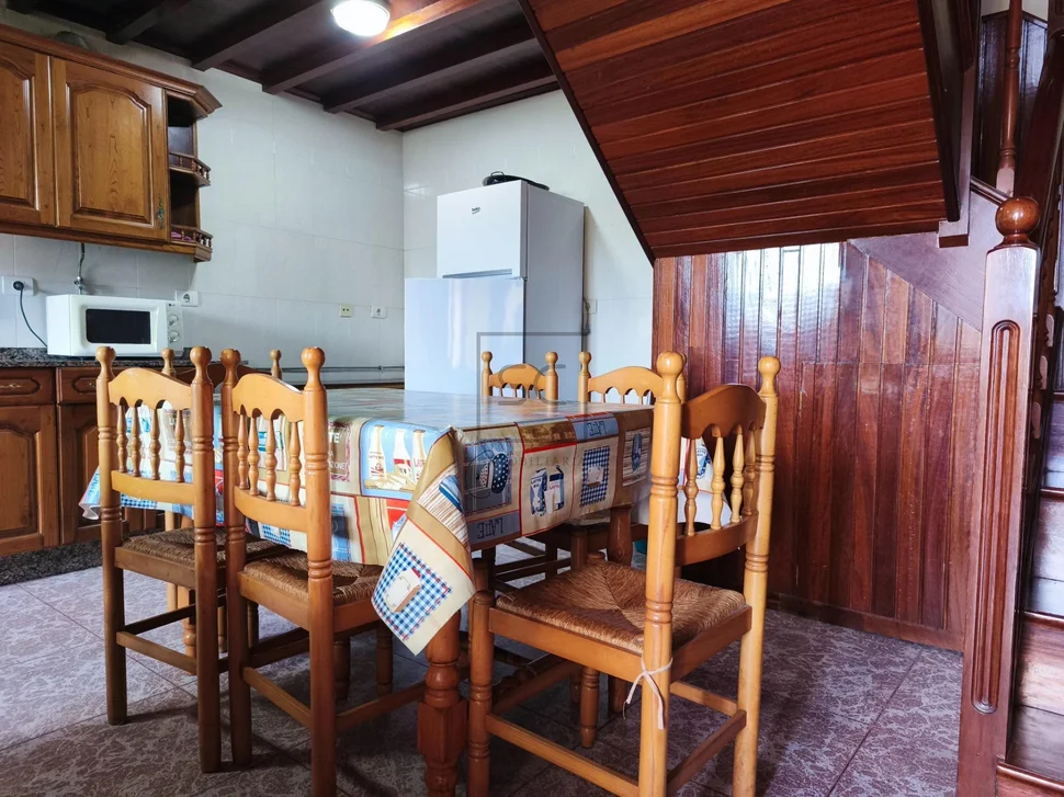 Casa con garaje, patio y finca en cedeira