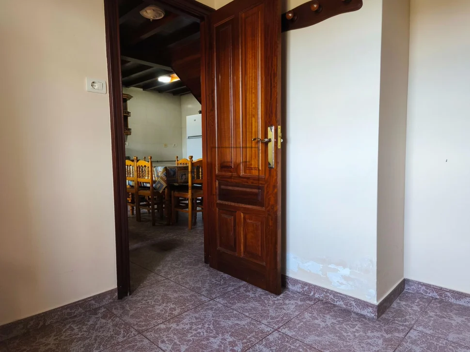 Casa con garaje, patio y finca en cedeira