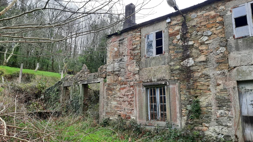 Casona en piedra para restauracion en san saturnino