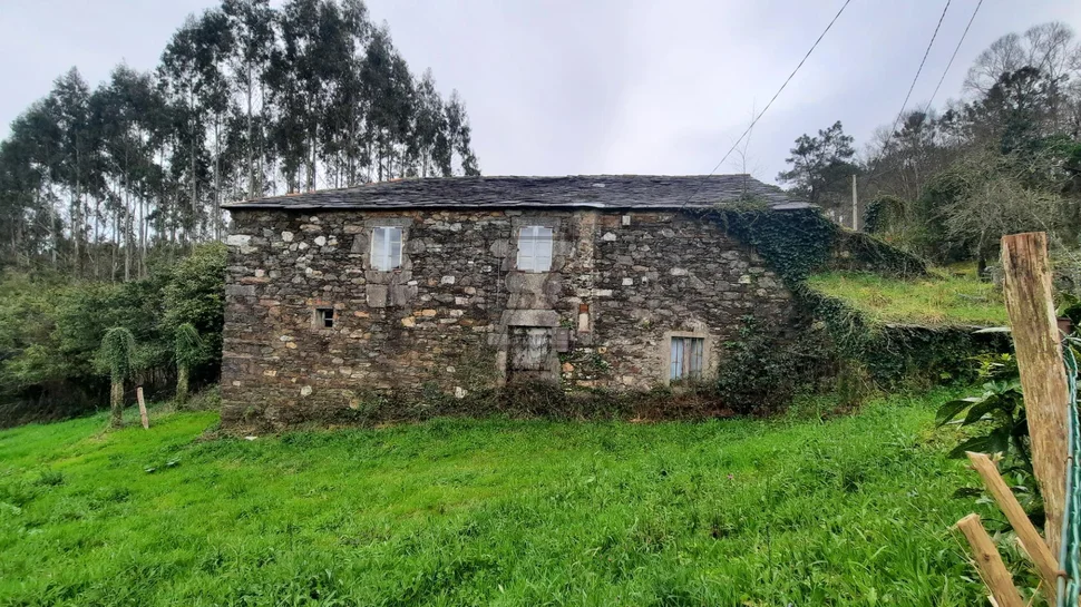 Casona en piedra para restauracion en san saturnino