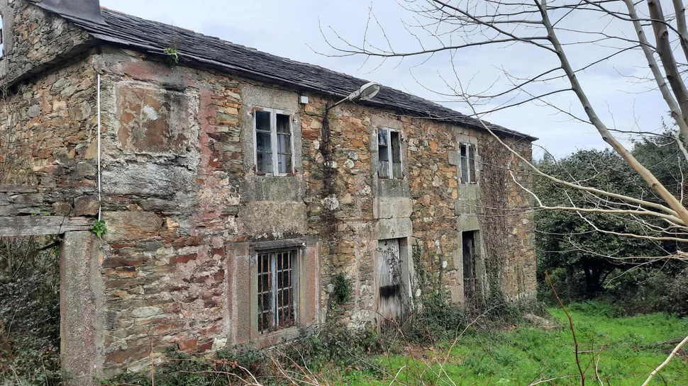 Casona en piedra para restauracion en san saturnino