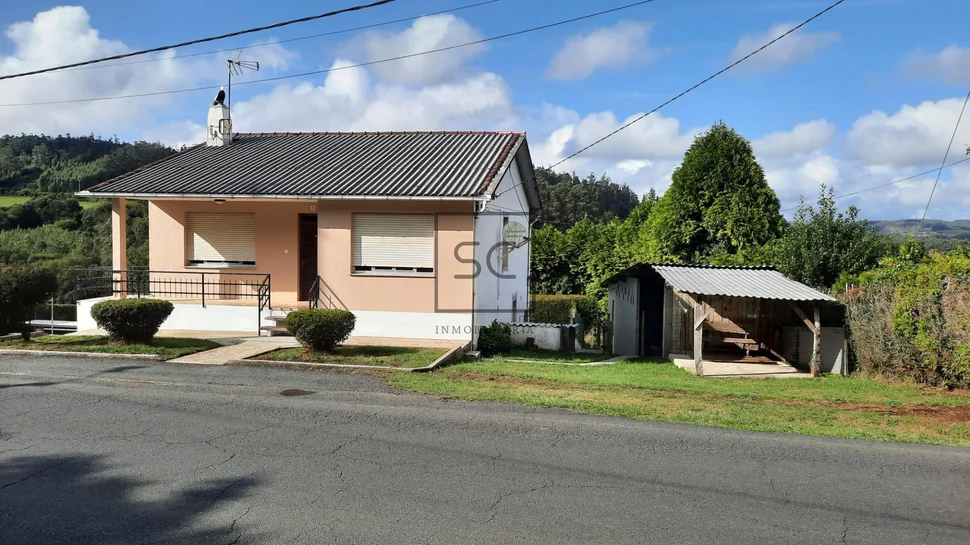 Casa unifamiliar con extensa parcela en san sadurniño