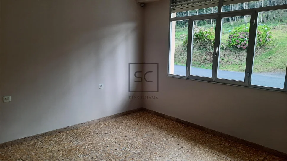 Casa unifamiliar con extensa parcela en san sadurniño