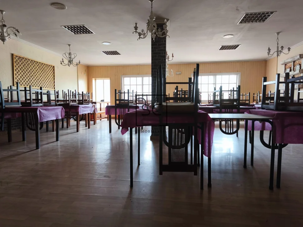 Edificio con local comercial en as pontes