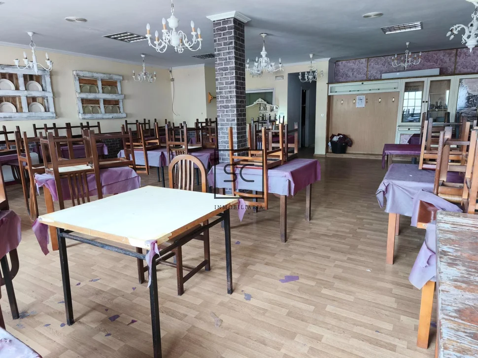 Edificio con local comercial en as pontes