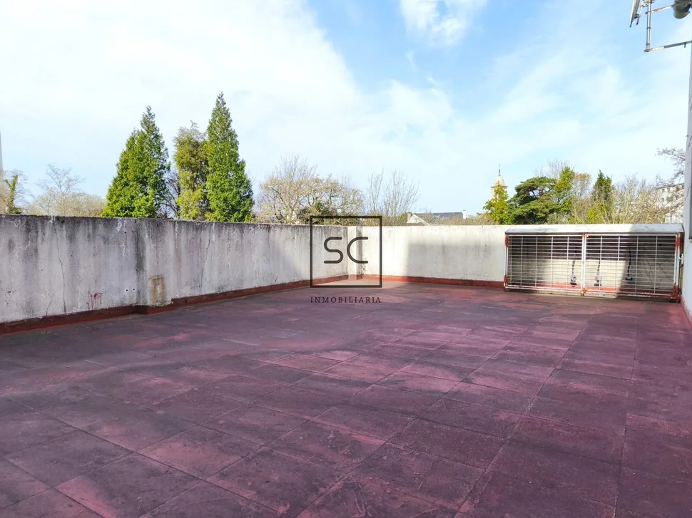 Edificio con local comercial en as pontes