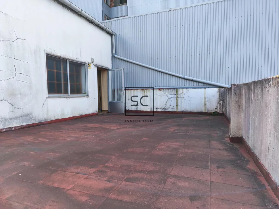 Edificio con local comercial en as pontes