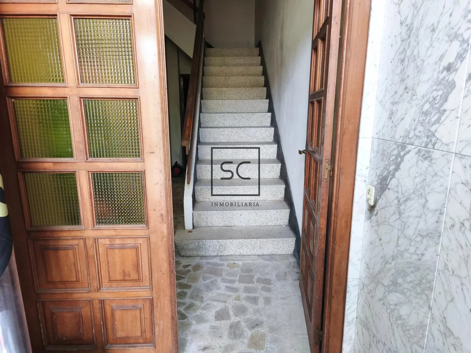 Edificio con local comercial en as pontes