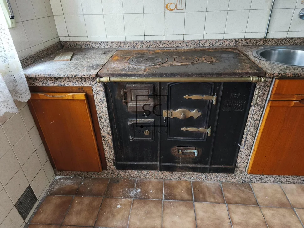 Edificio con local comercial en as pontes