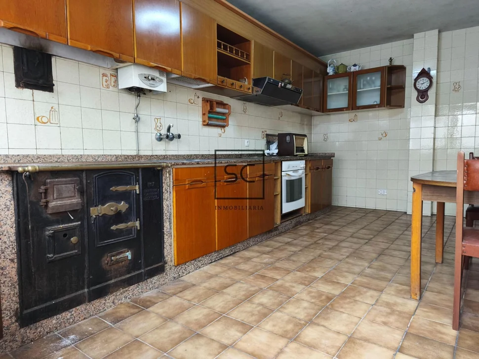 Edificio con local comercial en as pontes