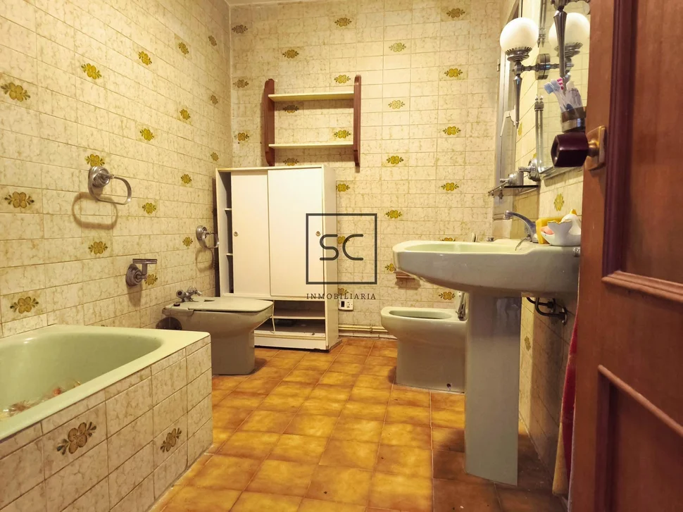 Edificio con local comercial en as pontes