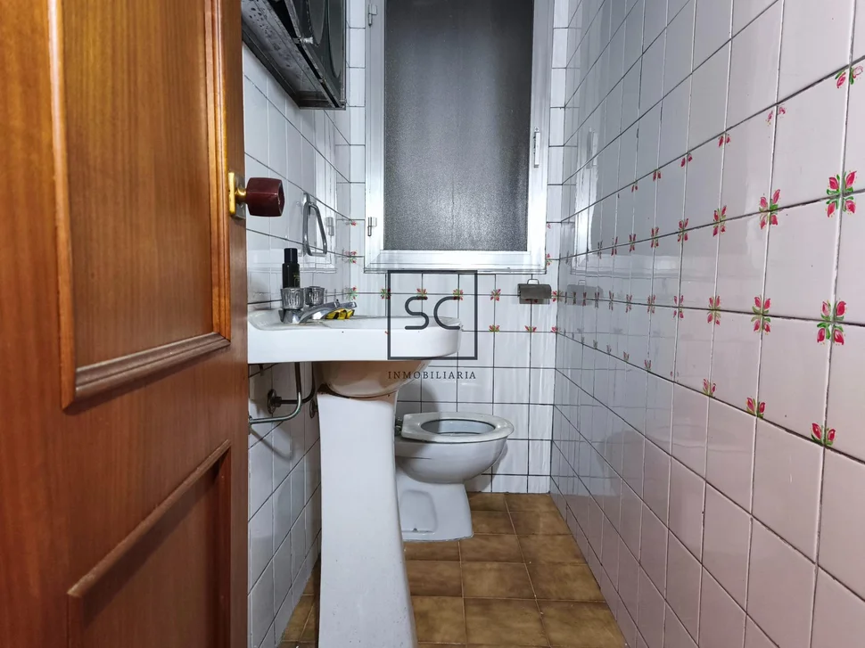 Edificio con local comercial en as pontes