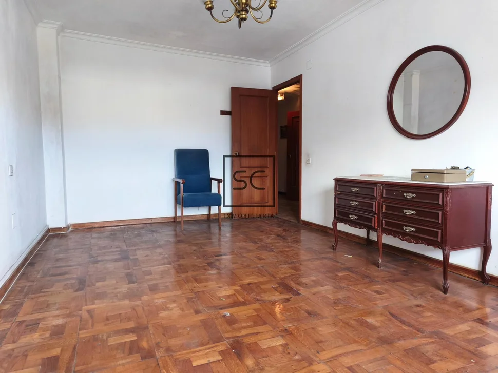 Edificio con local comercial en as pontes