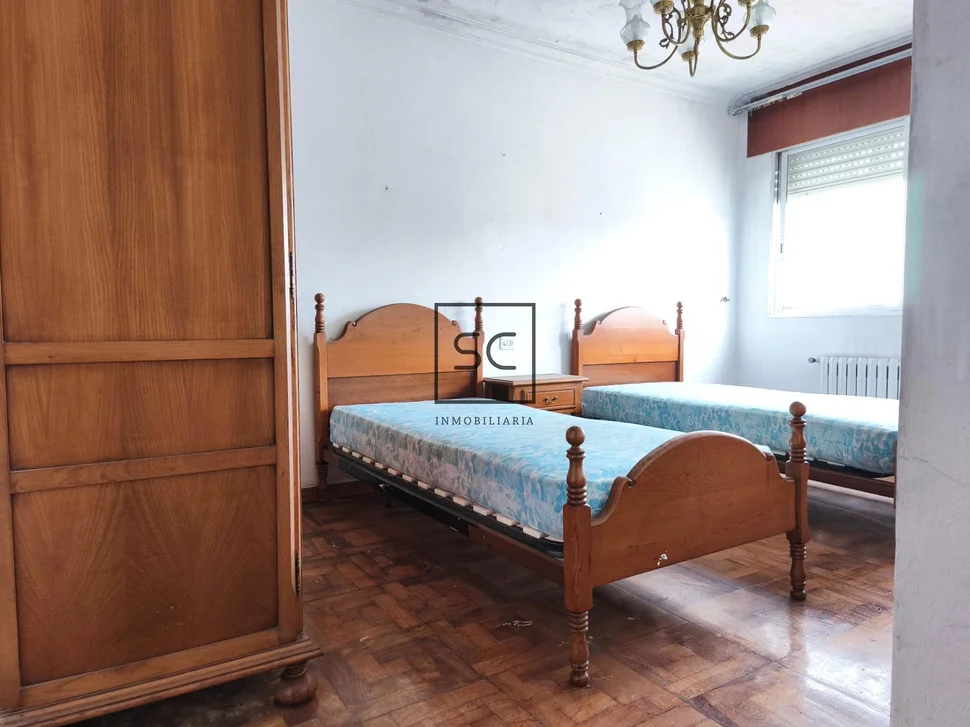 Edificio con local comercial en as pontes