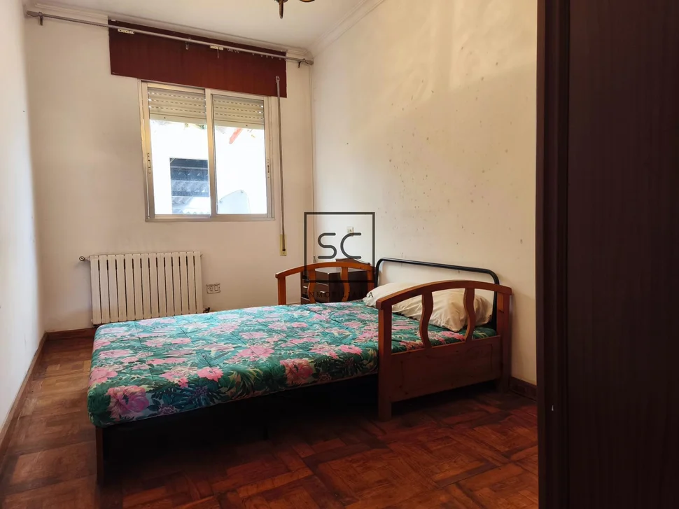 Edificio con local comercial en as pontes