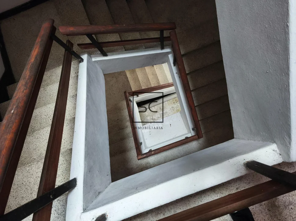 Edificio con local comercial en as pontes