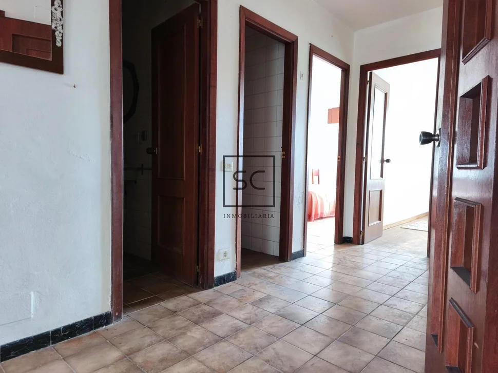 Edificio con local comercial en as pontes