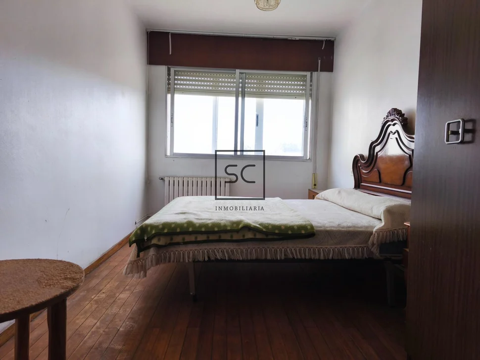 Edificio con local comercial en as pontes