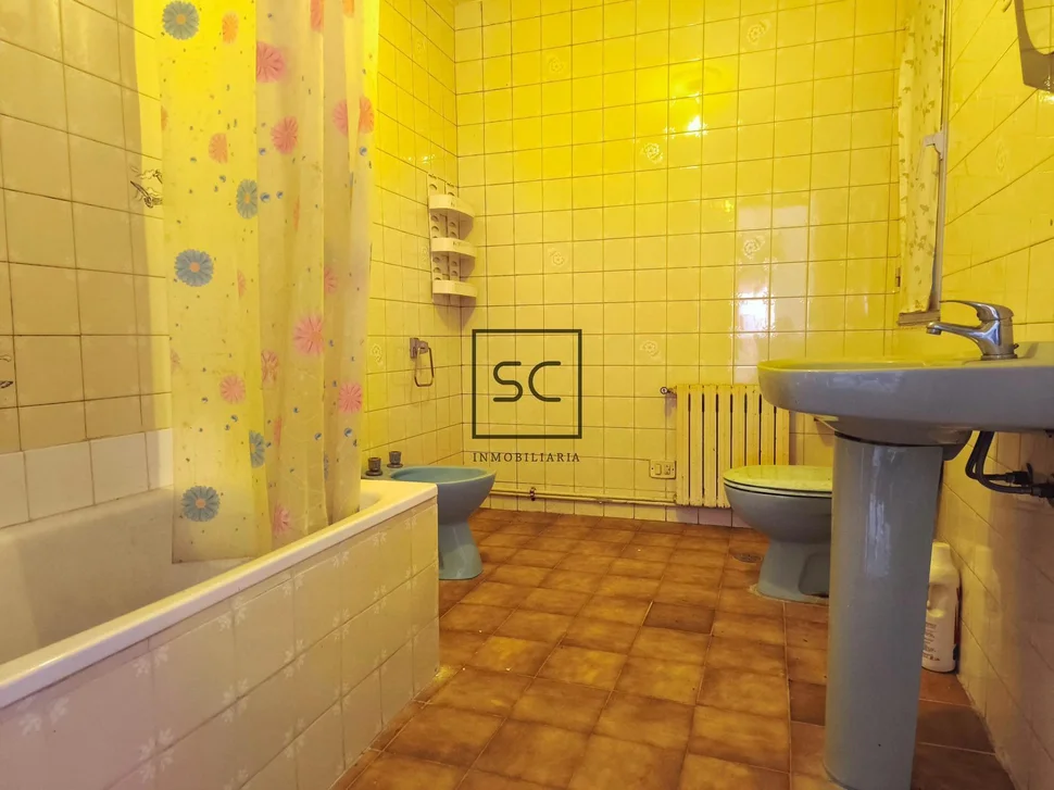 Edificio con local comercial en as pontes