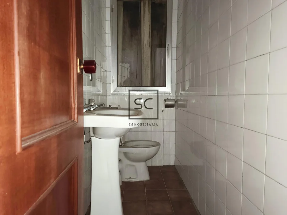 Edificio con local comercial en as pontes