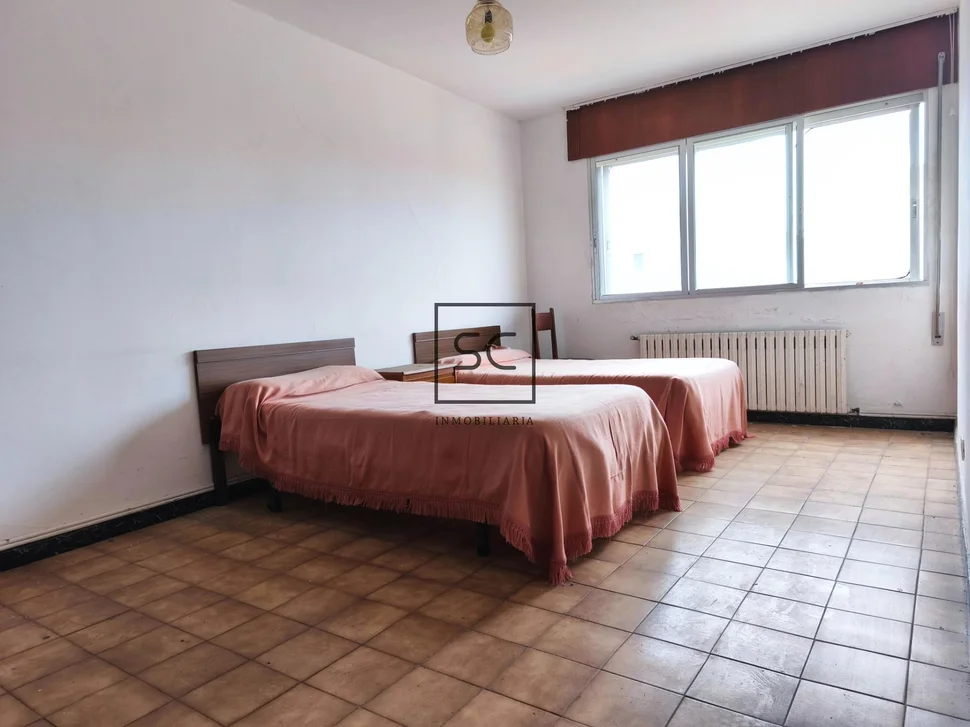 Edificio con local comercial en as pontes