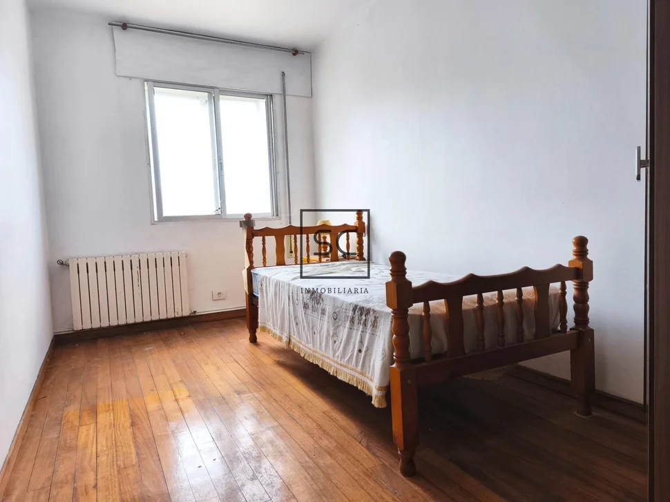 Edificio con local comercial en as pontes