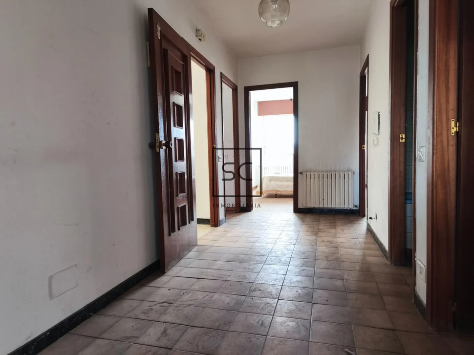 Edificio con local comercial en as pontes